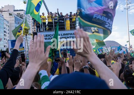 Der brasilianische Präsident und Kandidat für die Wiederwahl, Jair Bolsonaro, spricht während einer politischen Kundgebung am Strand von Coabba am Tag der Feier der 200-jährigen Unabhängigkeit Brasiliens mit seinen Anhängern. Stockfoto