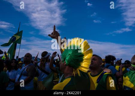 Bolsonaros Anhänger veranstalten am Tag der Feier der 200-jährigen Unabhängigkeit Brasiliens eine politische Demonstration am Strand von Coabba. Stockfoto