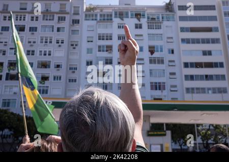 Bolsonaros Anhänger veranstalten am Tag der Feier der 200-jährigen Unabhängigkeit Brasiliens eine politische Demonstration am Strand von Coabba. Demonstrator beleidigt und verflucht Bewohner, die Sympathie für Präsidentschaftskandidat Luis Inácio Lula da Silva zum Ausdruck gebracht Stockfoto