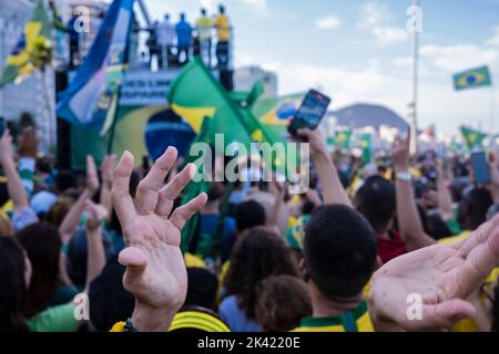 Bolsonaros Anhänger veranstalten am Tag der Feier der 200-jährigen Unabhängigkeit Brasiliens eine politische Demonstration am Strand von Coabba. Stockfoto