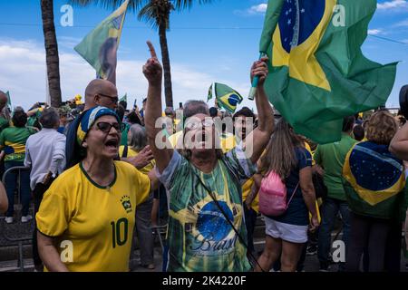 Bolsonaros Anhänger veranstalten am Tag der Feier der 200-jährigen Unabhängigkeit Brasiliens eine politische Demonstration am Strand von Coabba. Demonstrator beleidigt und verflucht Bewohner, die Sympathie für Präsidentschaftskandidat Luis Inácio Lula da Silva zum Ausdruck gebracht. Stockfoto