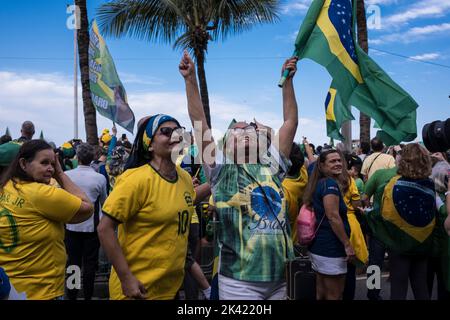 Bolsonaros Anhänger veranstalten am Tag der Feier der 200-jährigen Unabhängigkeit Brasiliens eine politische Demonstration am Strand von Coabba. Demonstrator beleidigt und verflucht Bewohner, die Sympathie für Präsidentschaftskandidat Luis Inácio Lula da Silva zum Ausdruck gebracht. Stockfoto