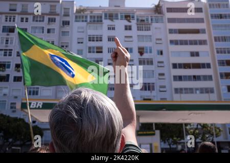 Bolsonaros Anhänger veranstalten am Tag der Feier der 200-jährigen Unabhängigkeit Brasiliens eine politische Demonstration am Strand von Coabba. Demonstrator beleidigt und verflucht Bewohner, die Sympathie für Präsidentschaftskandidat Luis Inácio Lula da Silva zum Ausdruck gebracht Stockfoto