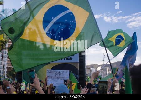 Bolsonaros Anhänger veranstalten am Tag der Feier der 200-jährigen Unabhängigkeit Brasiliens eine politische Demonstration am Strand von Coabba. Stockfoto