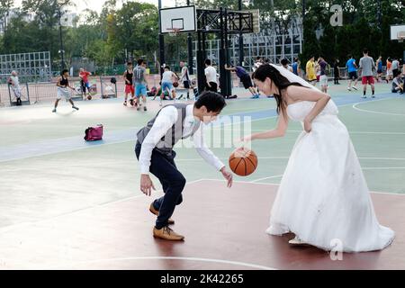 Braut und Bräutigam spielen Basketball Stockfoto