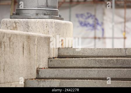 Am 29. September 2022 wurde auf der Treppe im Stadtzentrum von Zagreb, Kroatien, eine Miniaturinstallation eines Friseursalons installiert. „Mali Zagreb (Little Zagreb)“ ist eine Serie von Miniaturinstallationen, die in den häufigen und interessanten Straßen der Stadt Zagreb platziert sind. Das Projekt wurde in Zusammenarbeit mit dem Tourismusverband der Stadt Zagreb im Jahr 2021 erstellt. Foto: Lovro Domitrovic/PIXSELL Stockfoto