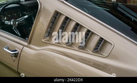 DEARBORN, MI/USA - 15. JUNI 2019: Nahaufnahme eines Ford Mustang Fastback Scoops aus dem Jahr 1965, der Henry Ford (THF) Motor Muster Car Show, in Greenfield Village, n Stockfoto