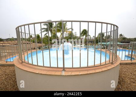 Geyser in einem Pool in einem Luxus-Spa-Resort in Brasilien, Warmwasser-Pools und tropischen Bäumen in verschiedenen Größen. Panorama. Draufsicht. Stockfoto