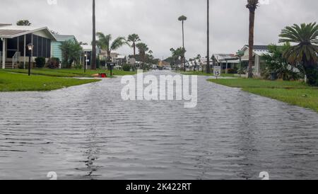 Winter Haven, Florida, USA. 29. September 2022. 29. September 2022, Winter Haven, Florida: Eine Straße sitzt unter Wasser im Orange Manor Anhängerpark in Zentral-Florida, nachdem Lake Eloise in den Nachwirkungen des Unwetters Ian in Wohngebiete verschüttet wurde. (Bild: © Dominic Gwinn/ZUMA Press Wire) Stockfoto