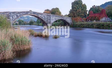 TU Hwnt I'r Afon Tea Rooms, neben dem River Conwy und der Llanrwst Bridge. Bild aufgenommen im September 2022. Stockfoto