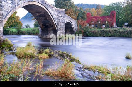 TU Hwnt I'r Afon Tea Rooms am River Conwy in Llanrwst, Nordwales. Bild aufgenommen im September 2022. Stockfoto