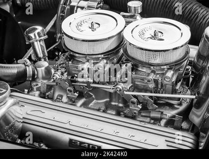 FLINT, MI/USA - 22. JUNI 2019: Nahaufnahme eines 1962 Chevrolet Corvette Motors mit Edelbrock-Einlass, Automesse Sloan Museum, Crossroads Village. Stockfoto