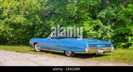 FLINT, MI/USA - 22. JUNI 2019: Ein 1967 Pontiac Grand Prix Auto, Sloan Museum Auto Fair Car Show, Crossroads Village, in der Nähe von Flint, Michigan. Stockfoto