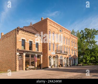 FLINT, MI/USA - 22. JUNI 2019: Historisches Geschäft von North & Son Bank und Patterson's Dry Goods, an der Main Street, Crossroads Village, im Genesee County Park, Stockfoto