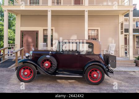 FLINT, MI/USA - 22. JUNI 2019: Ein Oldtimer-Ford-Coupé und Attica Hotel, Sloan Museum Auto Fair, Crossroads Village, in der Nähe von Flint, Michigan. Stockfoto