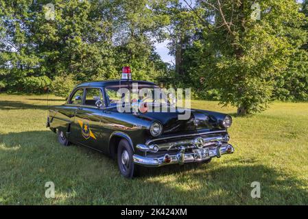 FLINT, MI/USA - 22. JUNI 2019: Ein Ford Mainline Polizeicruiser aus dem Jahr 1954, Sloan Museum Auto Fair, Crossroads Village, in der Nähe von Flint, Michigan. Stockfoto