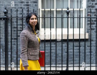 London, Großbritannien. 25. September 2022. Suella Braverman, Innenministerin, kommt in der Downing Street London 10 an Kredit: Ian Davidson/Alamy Live News Stockfoto