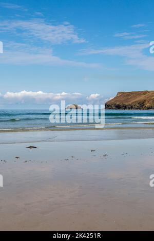 Der Sandstrand von Polzeath an der Küste von North Cornwall Stockfoto