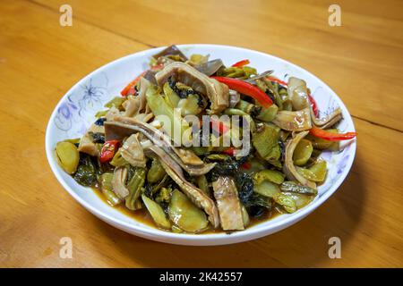 Ein köstliches chinesisches Gericht, gebratener Schweinebauch mit Sauerkraut Stockfoto