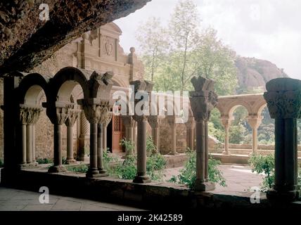 VISTA DEL CLAUSTRO DEL MONASTERIO DE SAN JUAN DE LA PEÑA - SIGLO XII - ROMANICO ARAGONES. ORT: MONASTERIO DE SAN JUAN DE LA PEÑA. BOTAYA HUESCA. SPANIEN. Stockfoto