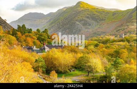 Das National Slate Museum, Llanberis, Nordwales, mit Snowdon in der Ferne. Bild aufgenommen im Herbst 2021. Stockfoto