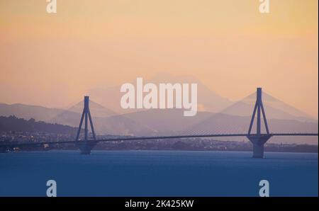 Blick auf die Rio Antirio Brücke (Charilaos Trikoupis genannt) bei Sonnenuntergang an einem nebligen Tag. Rio-Antirio, Peloponnes, Griechenland Stockfoto