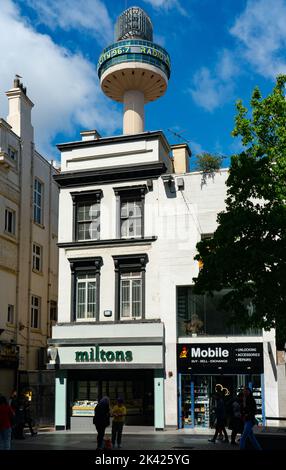 Miltons Jewelers, Church Street, Liverpool, mit St. John's Beacon in der Skyline. Aufnahme im Juli 2022. Stockfoto