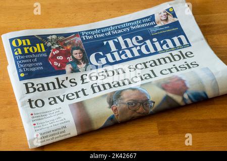 29. September 2022 die Schlagzeile des Guardian lautet: Die Bank bemüht sich um 65bn £, die Finanzkrise abzuwenden. Bezieht sich auf die negative Reaktion der Märkte auf den Minihaushalt durch den Schatzkanzler Kwasi Kwarteng. Stockfoto