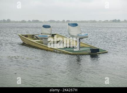 Winter Haven, Florida, USA. 29. September 2022. Ein kleines Fischerboot auf dem Lake Eloise nimmt Wasser im Orange Manor Trailer Park in Zentral-Florida auf, nachdem der See in Wohngebiete nach dem US-Bundesstaat Florida verschüttet wurde. (Bild: © Dominic Gwinn/ZUMA Press Wire) Stockfoto