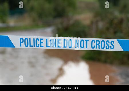 Police Line Überqueren Sie nicht die Landstraße - Schottland, Großbritannien Stockfoto