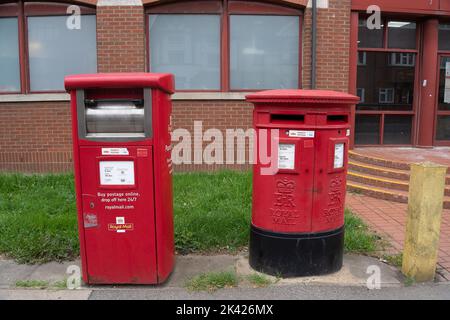 Slough, berkshire, Großbritannien. 29.. September 2022. Der Royal Mail Customer Service Point in Slough. Die Beschäftigten der Royal Mail sollen weitere Streiks über ihre Bezahlung und ihre Bedingungen führen. Dieses Mal werden die Streiks über 19 Tage umfassen Black Friday, Cyber Monday und den Aufbau bis Weihnachten. Die Streikmaßnahme umfasst den 13.., 20.. Und 25.. Oktober sowie den 28.. November 2022.Quelle: Maureen McLean/Alamy Live News Stockfoto