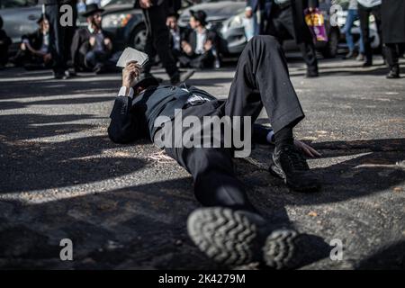 Jerusalem, Israel. 29. September 2022. Israelische ultra-orthodoxe Juden blockieren die Hauptstraße nach Jerusalem als Teil eines Protestes gegen den IDF-Entwurf. Quelle: Ilia Yefimovich/dpa/Alamy Live News Stockfoto