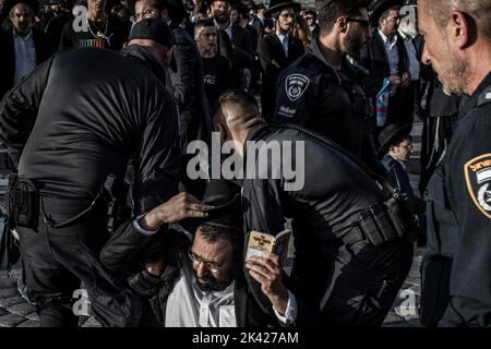 Jerusalem, Israel. 29. September 2022. Während einer Demonstration gegen den IDF-Entwurf zangeln sich Sicherheitskräfte mit israelischen Ultra-orthodoxen Juden. Quelle: Ilia Yefimovich/dpa/Alamy Live News Stockfoto