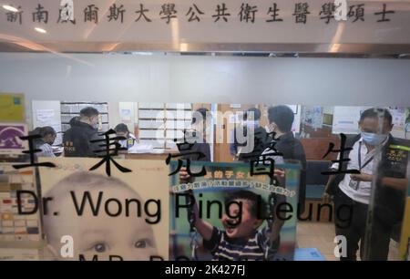 Polizeibeamte untersuchen in der Klinik von Doktor Wong Ping-leung auf dem hing Wah Plaza, Chai Wan. Dr. Wong von Chai Wan, Dr. Charlie Yan kam-Sun von Yuen Long und Dr. Amy Lam Ding-yee von Tin Shui Wai wurden verhaftet, weil sie illegal Covid-19-Impfgenehmigungen ausgestellt hatten. 22SEP22 Jelly Tse/SCMP Stockfoto