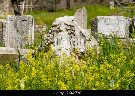 Geschnitzte griechische Maske aus den Ruinen des Theaters der antiken Stadt Aphrodisias, Aydin, Türkei, geborgen Stockfoto