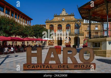 HARO Poster zum Fotografieren auf dem Hauptplatz der Stadt Haro, Stadt des Weins in La Rija. Stockfoto