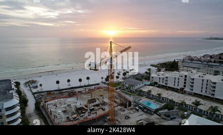 Kran zeigt auf einen erstaunlichen Sonnenuntergang Stockfoto