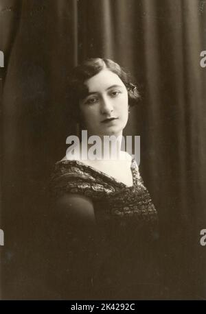 Porträt einer Frau mit kurzen Haaren, Frankreich 1920s Stockfoto
