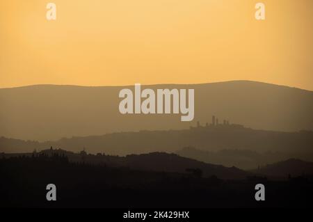 San Gimignano, Siena, Toskana, Italien. Sonnenuntergangslandschaft, Türme Skyline. Stockfoto