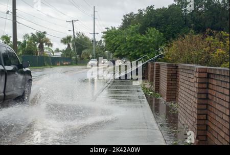 Winter Haven, Florida, USA. 29. September 2022. 29. September 2022, Winter Haven, Florida: Ein LKW fährt eine überflutete Straße entlang, vorbei an einem Trampolin, das während des Flutbogens Ian von einem Hof geworfen wurde. (Bild: © Dominic Gwinn/ZUMA Press Wire) Stockfoto