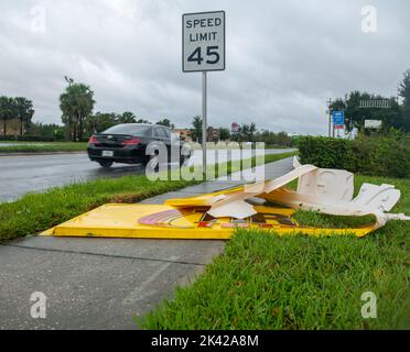 Winter Haven, Florida, USA. 29. September 2022. 29. September 2022, Winter Haven, Florida: Ein gebrochenes Schild befindet sich auf der Seite eines Highway 540 W, nachdem der Hauptort Florida durch den heeren Ian verwüstet wurde. (Bild: © Dominic Gwinn/ZUMA Press Wire) Stockfoto