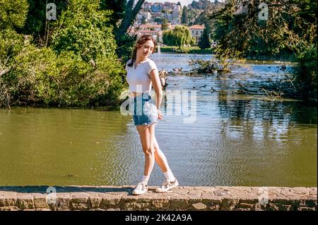 Retro-Porträt mit Kodak Portra 400 35mm Film im Palace of Fine Arts in San Francisco Stockfoto