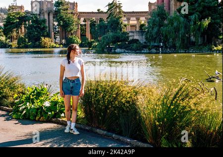 Retro-Porträt mit Kodak Portra 400 35mm Film im Palace of Fine Arts in San Francisco Stockfoto