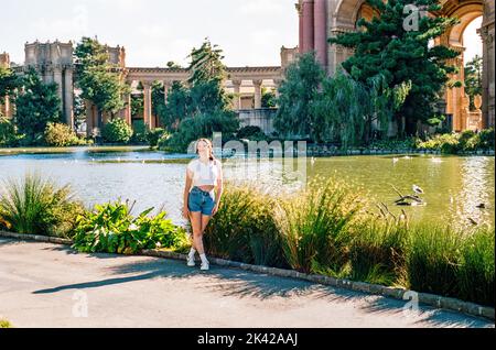 Retro-Porträt mit Kodak Portra 400 35mm Film im Palace of Fine Arts in San Francisco Stockfoto