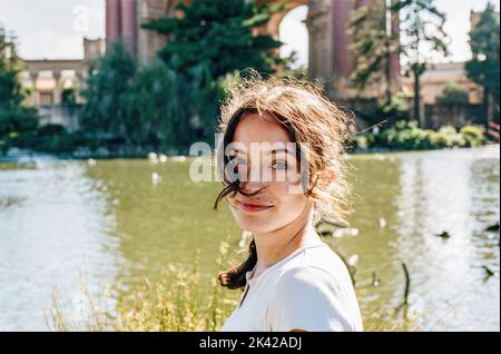 Retro-Porträt mit Kodak Portra 400 35mm Film im Palace of Fine Arts in San Francisco Stockfoto