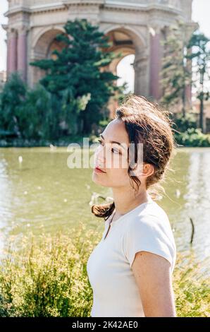 Retro-Porträt mit Kodak Portra 400 35mm Film im Palace of Fine Arts in San Francisco Stockfoto