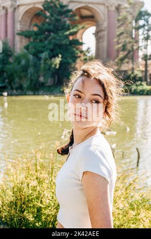 Retro-Porträt mit Kodak Portra 400 35mm Film im Palace of Fine Arts in San Francisco Stockfoto