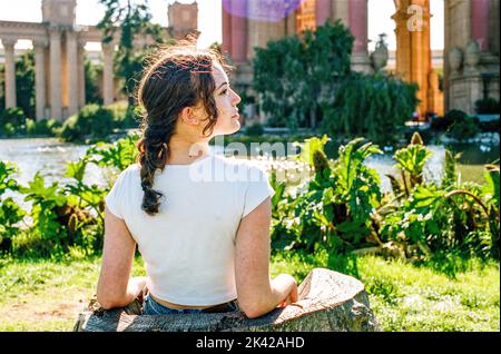 Retro-Porträt mit Kodak Portra 400 35mm Film im Palace of Fine Arts in San Francisco Stockfoto