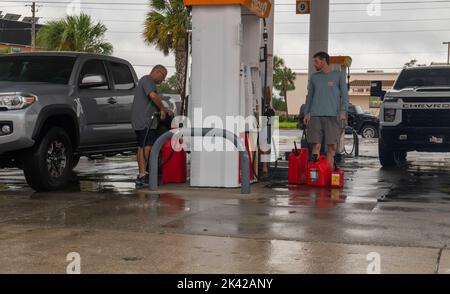 Winter Haven, Florida, USA. 29. September 2022. 29. September 2022, Winter Haven, Florida: Im Zentrum Floridas füllen die Menschen Gasdosen für Generatoren, nachdem der US-Bundesstaat 2,5 Millionen Menschen ohne Strom gelassen hat. (Bild: © Dominic Gwinn/ZUMA Press Wire) Stockfoto