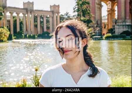 Retro-Porträt mit Kodak Portra 400 35mm Film im Palace of Fine Arts in San Francisco Stockfoto